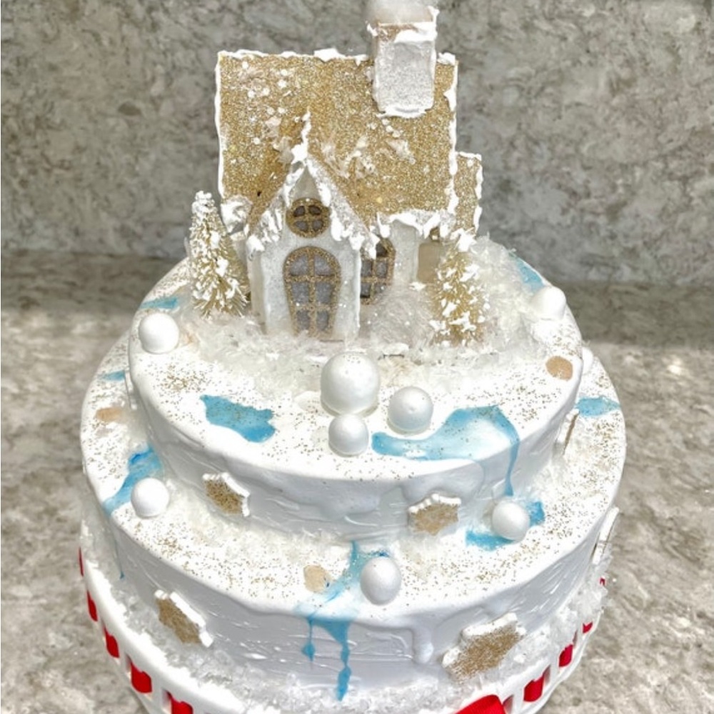 Handcrafted Christmas Chalet Light up Display Cake. Cake stand not included. - Picture 7 of 8